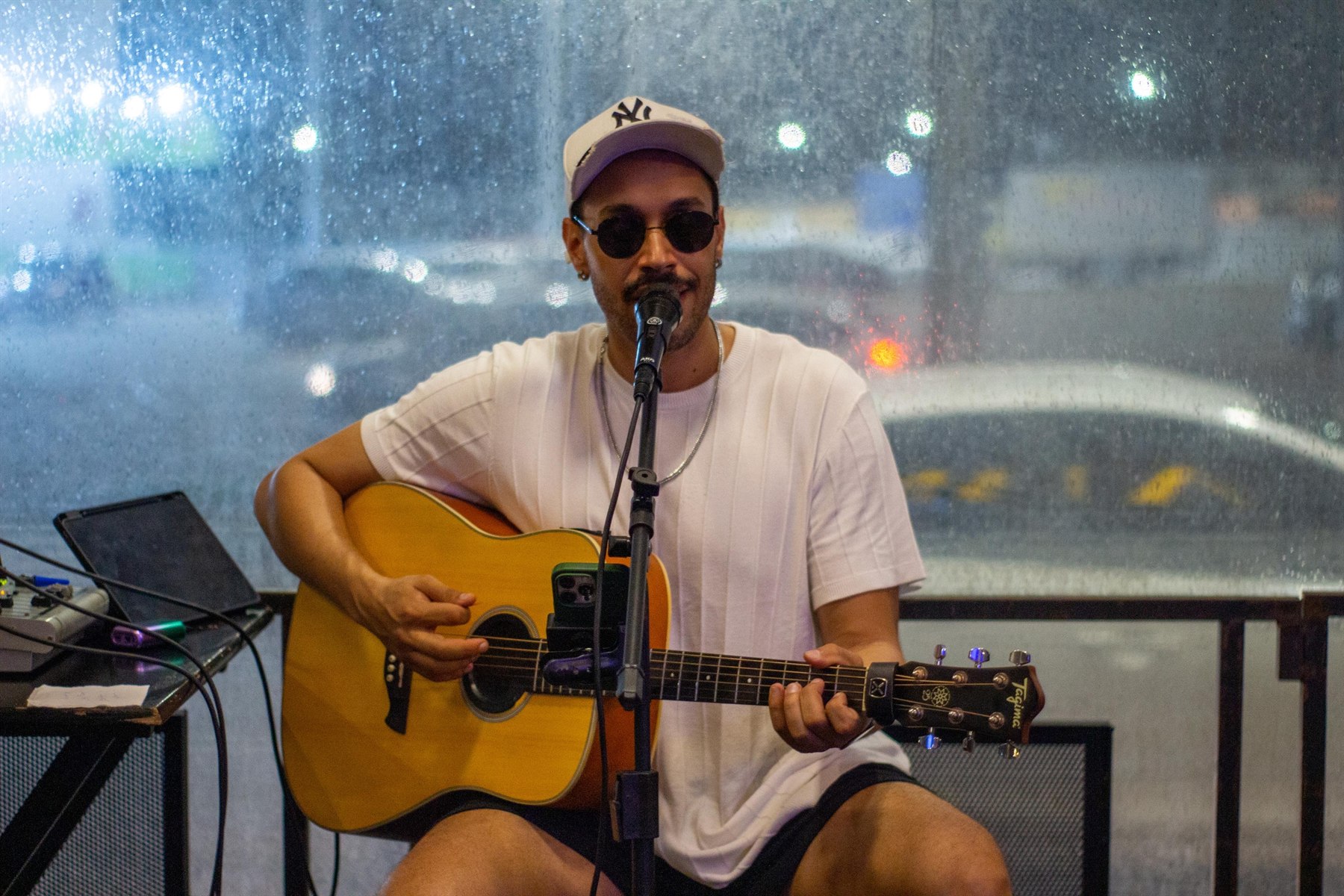 Lucca Borges cantando e tocando violão ao vivo