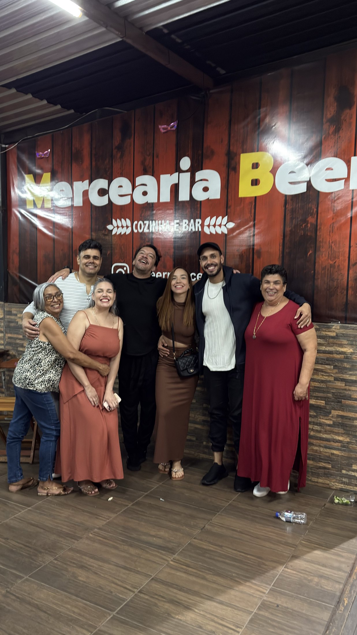 Lucca Borges ao lado de fãs depois de uma apresentação