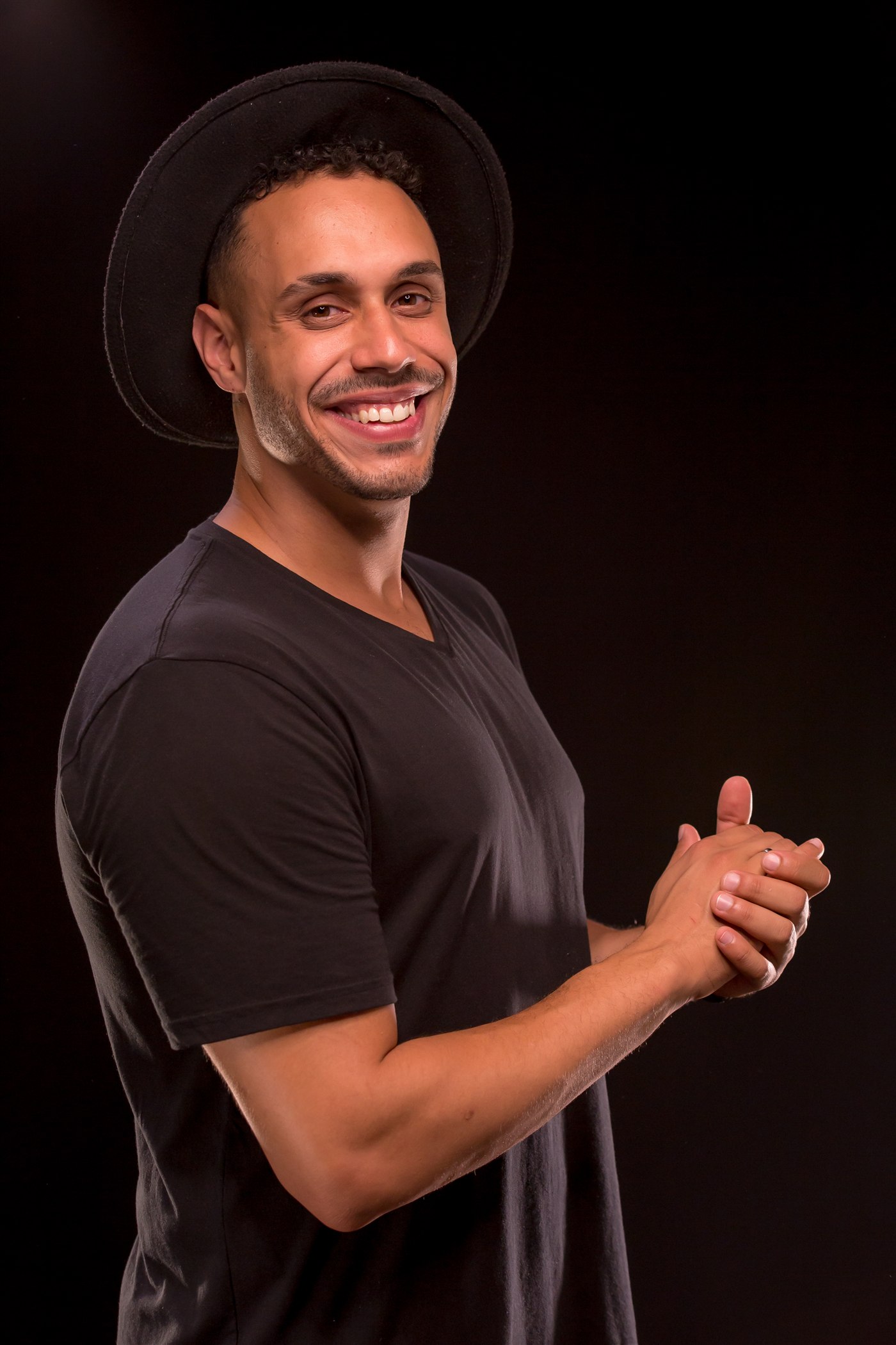 Lucca Borges sorrindo em retrato de estúdio